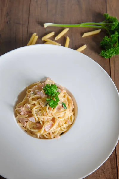 Carbonara soslu spagetti.