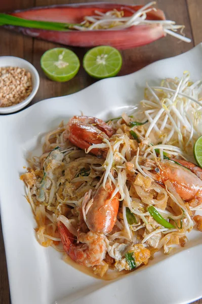Fideos tailandeses de almohadilla Agitar fideos fritos en el estilo de comida tailandesa cono saludable —  Fotos de Stock