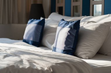 çarşaflar ve yastıklar sabahları yatak odası.