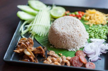 Kızarmış sosis kızarmış karides hamur ile pirinç yasemin ile servis,(