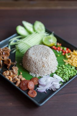 Kızarmış sosis kızarmış karides hamur ile pirinç yasemin ile servis,(