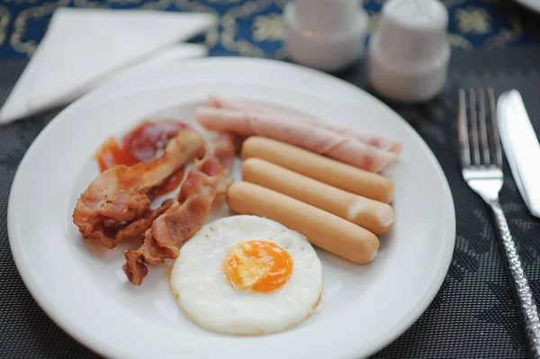 Café da manhã inglês - bacon de ovo frito e torrada . — Fotografia de Stock