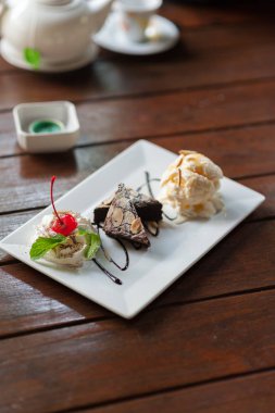 Kiraz ile cazip bir brownie dondurma dondurma.