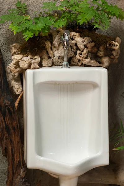 Белый писсуар в мужском туалете — стоковое фото
