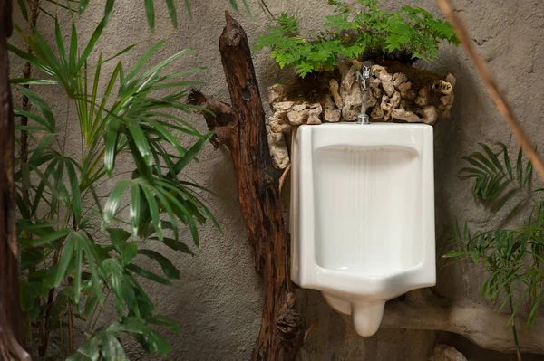 Urinal branco na casa de banho masculina — Fotografia de Stock