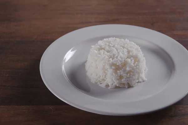 Fehér rizs, fából készült tábla lemez — Stock Fotó