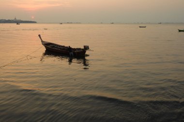 sunset beach, geleneksel Tay tekneler.