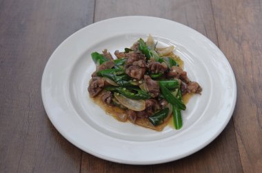 Kızarmış tavuk ve kırmızı biber ilave edin 