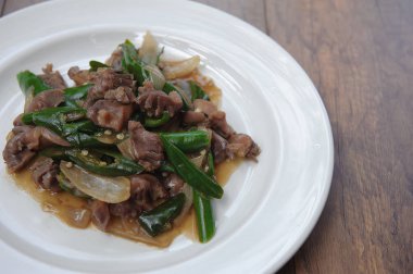 Kızarmış tavuk ve kırmızı biber ilave edin 