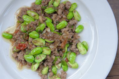 koku fasulye ve domuz eti yapıştır ile tavada kızartılmış