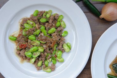 koku fasulye ve domuz eti yapıştır ile tavada kızartılmış