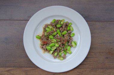 koku fasulye ve domuz eti yapıştır ile tavada kızartılmış