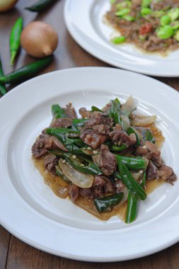 Kızarmış tavuk ve kırmızı biber ilave edin