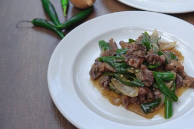 Kızarmış tavuk ve kırmızı biber ilave edin