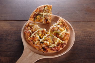 Ahşap masa üzerinde lezzetli lezzetli pizza