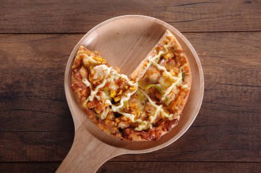 Ahşap masa üzerinde lezzetli lezzetli pizza