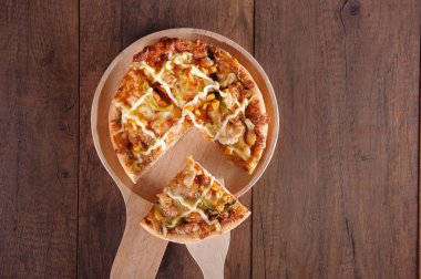 Ahşap masa üzerinde lezzetli lezzetli pizza