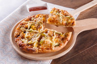 Ahşap masa üzerinde lezzetli lezzetli pizza