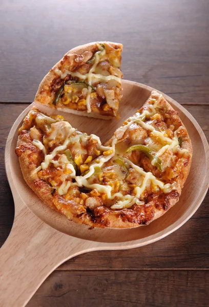 Délicieuse pizza savoureuse avec sur table en bois — Photo