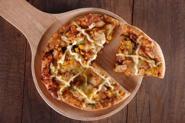 Délicieuse pizza savoureuse avec sur table en bois — Photo