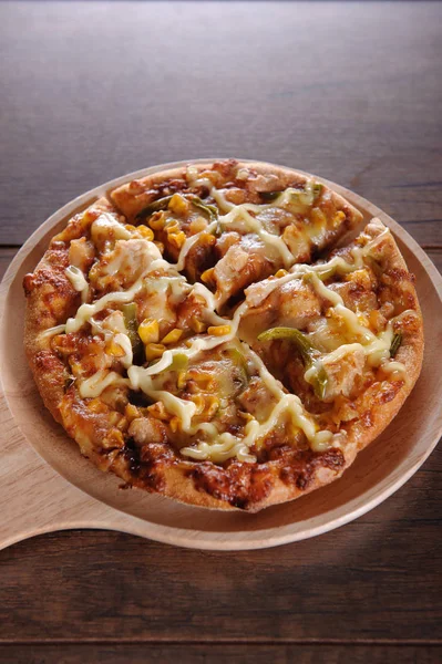 Vynikající chutné pizzy s na dřevěný stůl — Stock fotografie