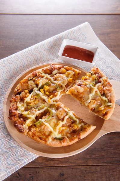 Vynikající chutné pizzy s na dřevěný stůl — Stock fotografie