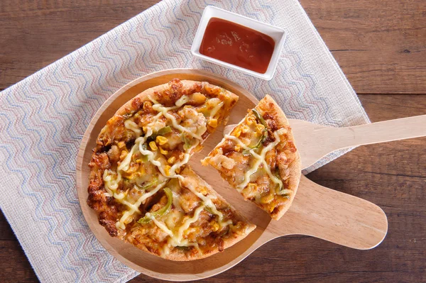Ahşap masa üzerinde lezzetli lezzetli pizza
