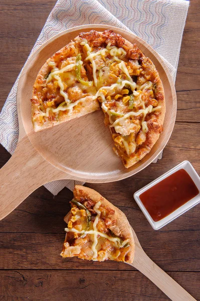 Délicieuse pizza savoureuse avec sur table en bois — Photo