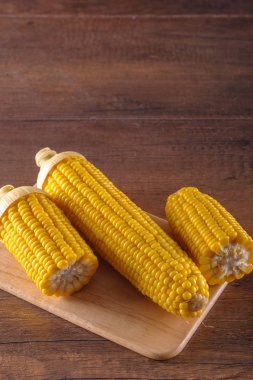 kesme tahtası üzerinde haşlanmış mısır