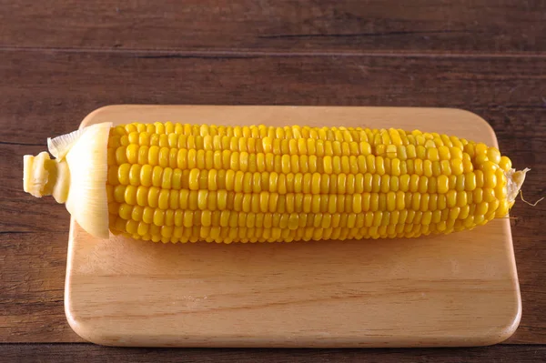 Boiled corn on cut board — Stock Photo, Image