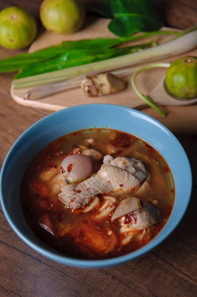 Tom Yum tavuk Tom Yum Tayland lezzetli yemeğidir