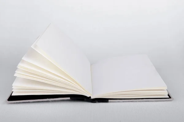 Branco livro aberto — Fotografia de Stock