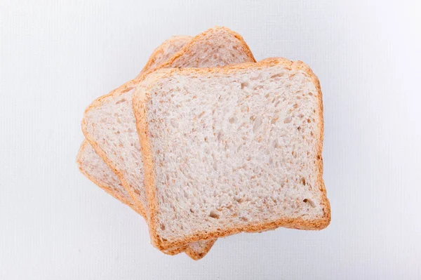 Pane affettato isolato su fondo bianco grano, italiano, pasto , — Foto Stock