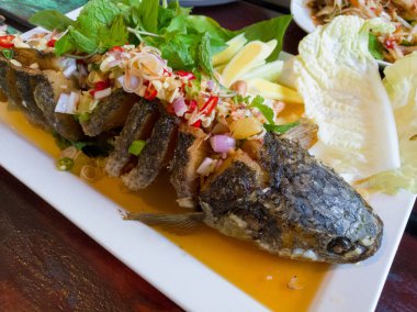 kızarmış balık ile karışık ot