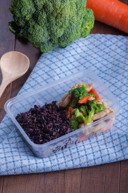 Kızarmış karışık sebze ve pirinç berry ilave edin 