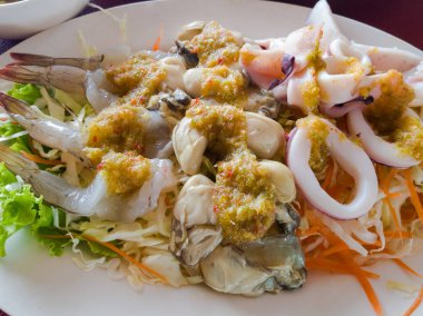 Tay Baharatlı deniz mahsulleri salatası