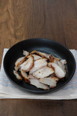 kömür haşlanmış domuz eti boyun