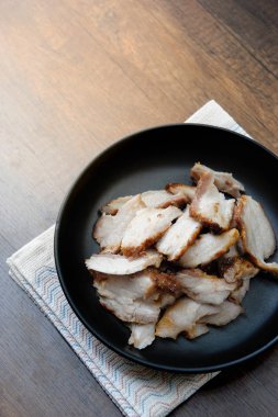 kömür haşlanmış domuz eti boyun