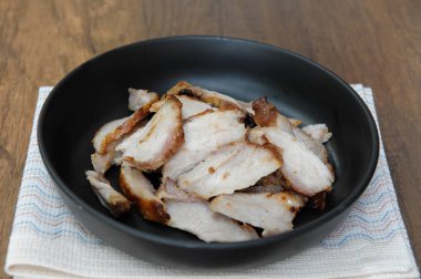 kömür haşlanmış domuz eti boyun