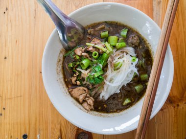 Demlenmiş Domuz eti ile pirinç şehriye çorbası 