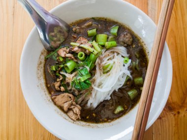 Demlenmiş Domuz eti ile pirinç şehriye çorbası 