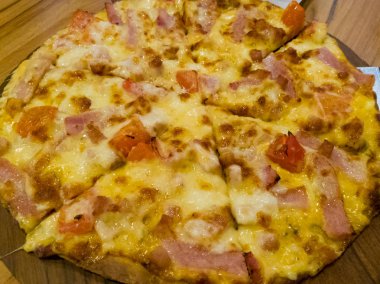 Pizza pastırma ve patates ile