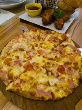 Pizza pastırma ve patates ile