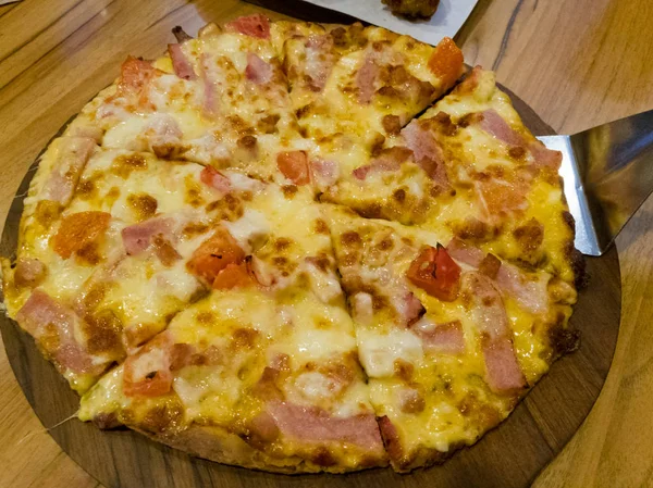 Pizza com bacon e batata — Fotografia de Stock