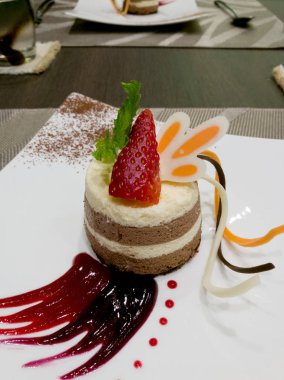 Siyah ve beyaz çikolata mousse çilek ile