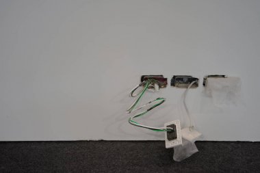 Duvardaki elektrik kablolarında açık kablo var.