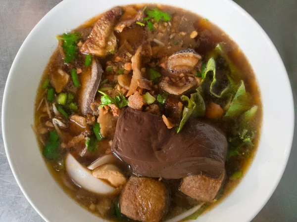 Паста рисовой муки со свиным супом из китайской лапши — стоковое фото
