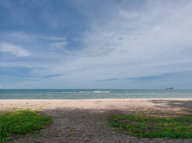 Plaj ve güzel tropikal deniz.