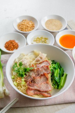 Domuz eti mantı erişte