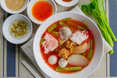 pembe deniz ürünleri düz şehriye (Tom Yum Yen-Ta-Fo)